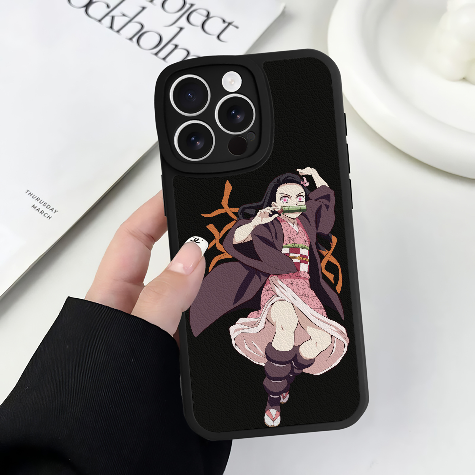 （画像用） 鬼滅の刃（きめつのやいば）竈門 禰󠄀豆子／かまど ねずこ Kamado Nezuko 【iPhone 16シリーズ対応】シリコンスマホケース（レザー調） 材質：シリコン